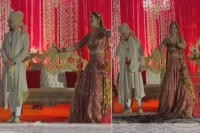 Groom acts shy as bride surprises him with dance performance before jaimala ceremony