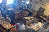 Mobile phone explodes inside man s pocket in mumbai restaurant