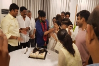 Chiranjeevi celebrates his birthday ar allu aravind house