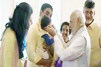 Pm modi welcomed by special host at amaravati