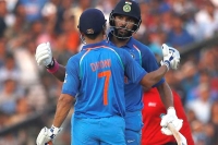 Dhoni yuvraj creates record partner ship in cuttack odi