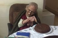 Rahul gandhi finds 107 year old admirer sends her big hug