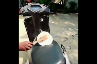 Man cooks dosa using summer temperature as fuel on bike seat