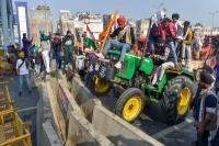 Over 300 delhi police personnel injured in tractor rally violence