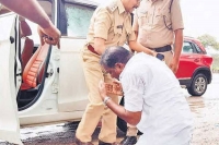 Corporator s new protest technique pleads at the feet of rta official