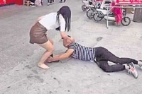 Desperate man holds on to girlfriend in public despite break up