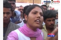 A lady teach a lesson to eve teasers on agra roads