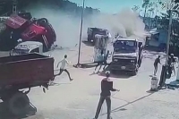 Truck crashes into 5 vehicles on jharkhand highway 5 killed on spot