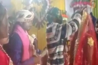 Jilted lover forcibly applies sindoor in bride s manng during jaimala at her wedding