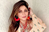 Bollywood singer kanika kapoor confirms she has contracted coronavirus