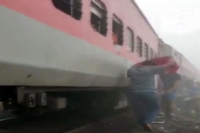 8 bogies of mumbai bhubaneswar ltt express derail at least 40 injured