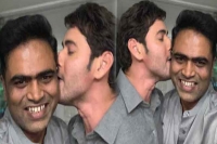 Viral photo mahesh babu kisses vamsi paidipally