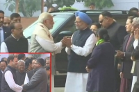 Pm modi manmohan singh s handshake after bitter war of words