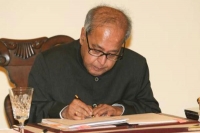 Nda govt brought ordinence insted of land bill one more time