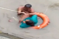 Man saves woman from drowning at mumbai s gateway of india video goes viral