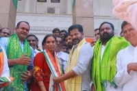 Vijaya reddy remembers her late father pjr while joining in congress party