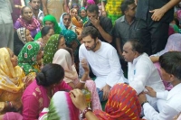 Rahul gandhi joins striking sanitation workers in east delhi