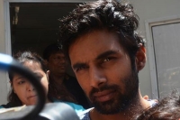 Pratyusha boy friend rahul raj threatens to jump off hospital building