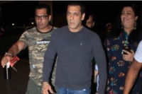 Salman khan loses cool snatches fan s phone at goa airport