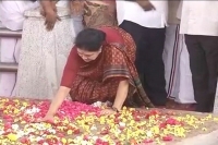 Sasikala pays tribute to jayalalithaa swears at memorial