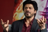 Shah rukh khan detained at los angeles airport