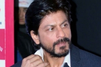 Shah rukh khan s car attacked in ahmedabad