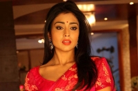 Shriya saran ready to dance with fans for rupees 200 to raise funds