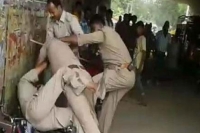 Up cops fight on road over share of bribe