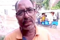 Up man complains about potholes as e rickshaw overturns right behind him