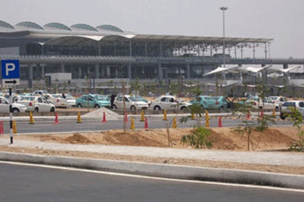 Shamshabad sirport covered with heavy fog interrupts air traffic