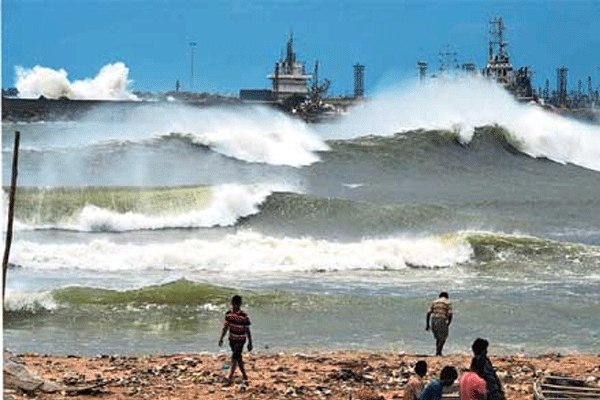 Hudhud ready to slam vishakha