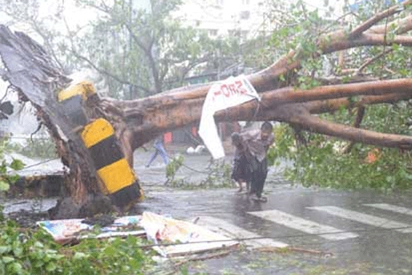 Cyclone hudhud hits andhra pradesh kills three
