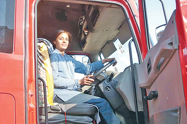 Women drives 10 wheeler lorry for her family survival