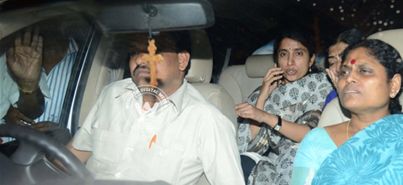 Jagan deeksha continuing and police lathicharge