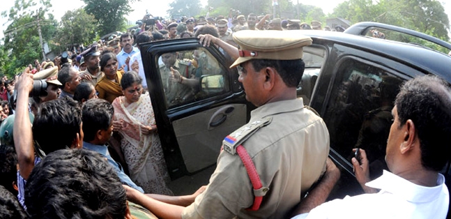 Ys vijayamma arrested in nallagonda district