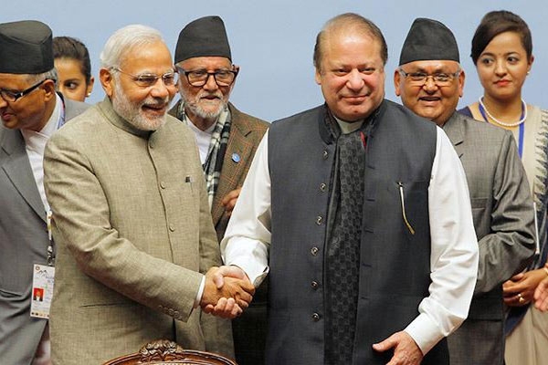 Prime minister narendra modi and his pakistan counterpart nawaz sharif shake hands chat at reception