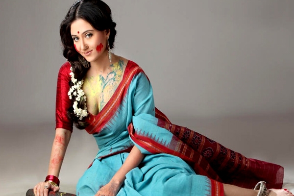 Swastika mukherjee steals in singapore caught by cctv
