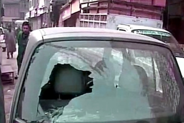 Grenade explosion at lal chowk in srinagar 7 civilians crpf officer injured