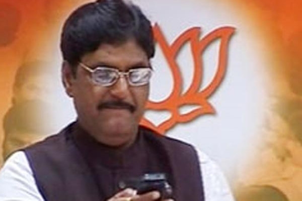 Union minister gopinath meets with car accident