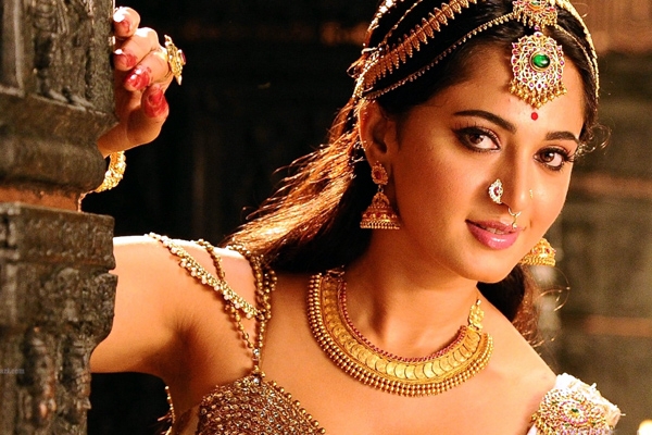 Anushka rudramadevi 3d movie post production creates release problems