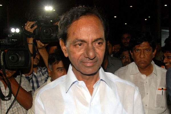 Telangana cm kcr stranded in traffic
