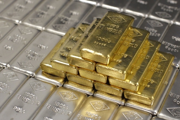 Gold cracks 26k level on global cues silver slides