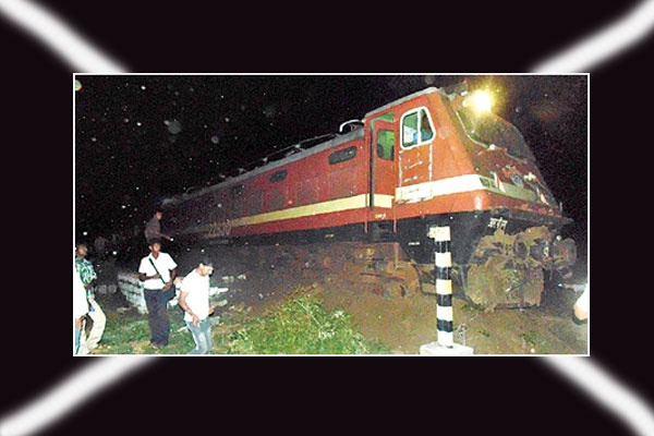 Howrah express derails near kuppam no injury