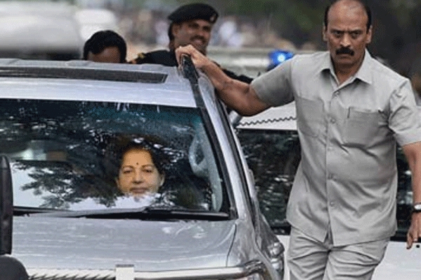 Jayalalithaa reaches chennai in a special flight