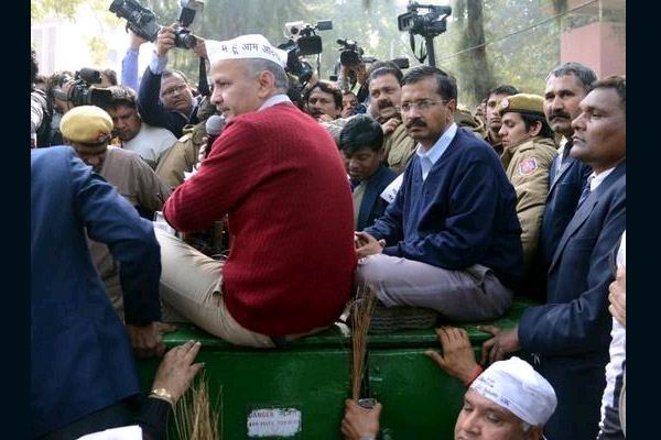 Aap continues protest second day
