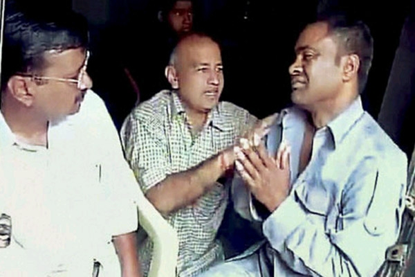 Kejriwal meets his attacker auto driver