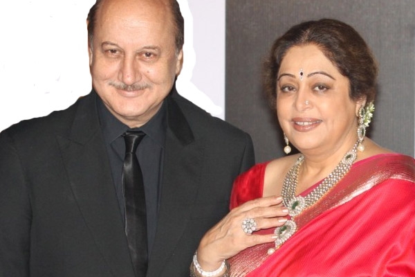 Eggs thrown on kiran and anupam kher