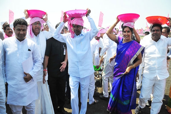 Telanagana cm kcr grandly launched the mission kakatiya in nizamabad