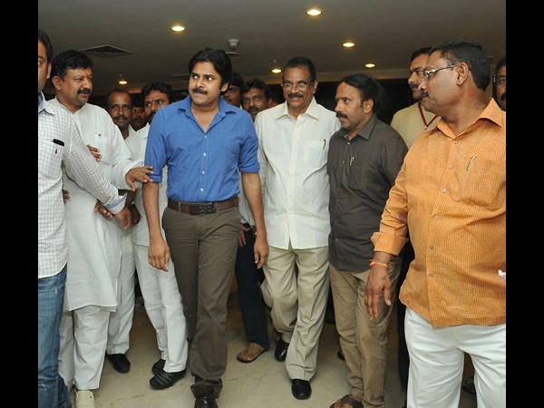 Pawan kalyan warns kcr and meets with bjp president amith shah