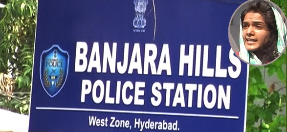 Mumbai girl halchal in hyderabad some people attack